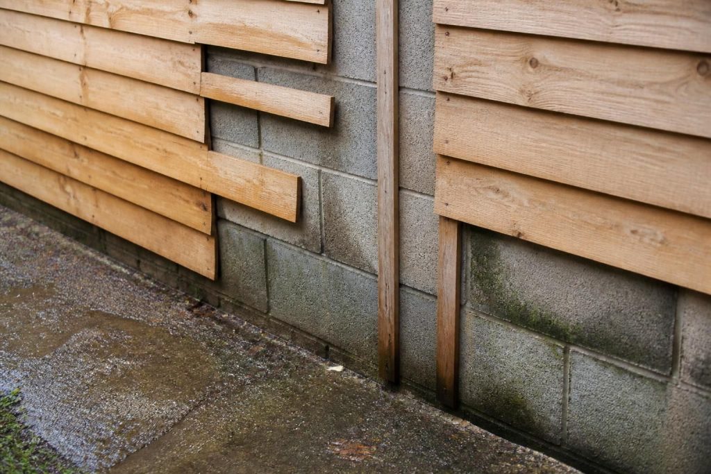 découvrez les erreurs courantes à éviter lors de l'habillage d'un mur en parpaing extérieur avec du bois pour garantir durabilité et esthétisme à votre façade.
