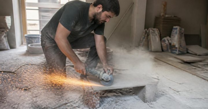 découvrez les erreurs courantes à éviter pour couper du carrelage avec une meuleuse en toute sécurité et avec précision. suivez nos conseils pratiques pour un travail réussi.