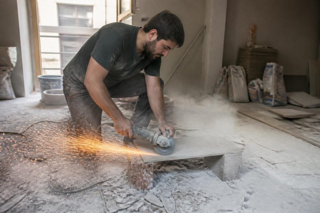 découvrez les erreurs courantes à éviter pour couper du carrelage avec une meuleuse en toute sécurité et avec précision. suivez nos conseils pratiques pour un travail réussi.